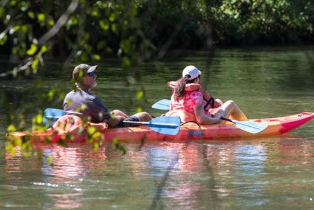 toccoa river father daughter kayaking father and daughter renting a kayak on the Toccoa River
